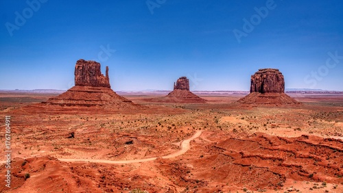 Φωτογραφία Monument Valley impresses with its red mesas and vast desert – an iconic, serene backdrop to the American West