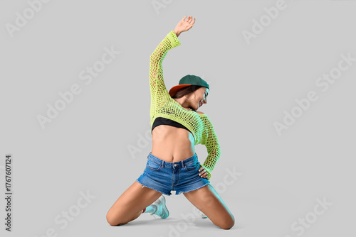 Female hip-hop dancer in ca...