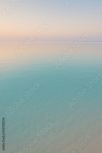 Fototapeta Naklejka Na Ścianę i Meble -  Tall golden dune against a pale sky