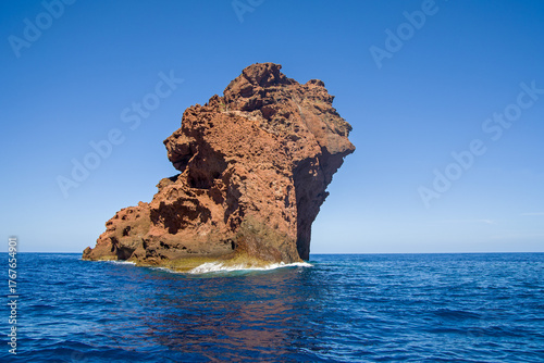 Foto the Scandola Nature Reserve with dramatic red cliffs in the Gulf of Porto, seen