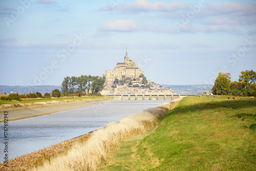 Wallpaper Mural Le Mont Saint Michel et la riviere du Couesnon, le  barrage du Mont Saint Michel Torontodigital.ca