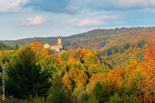 Zamek Grodno (niem. Kynsburg) – zabytkowy zamek położony w Górach Czarnych (część Gór Wałbrzyskich), na szczycie góry Choina (450 m n.p.m.) wznoszącej się nad lewym brzegiem Bystrzycy. © Janusz Lipiński