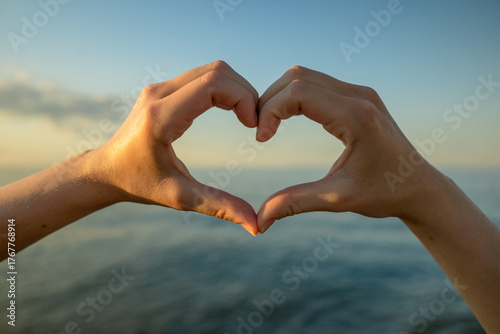 Картината върху платно Caring Heart Hands Romantic Love Heart
