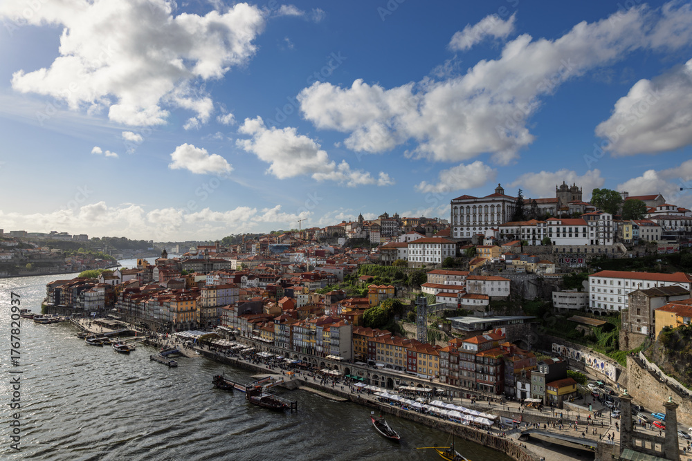 Fototapeta premium View over the Rio Douro towards the old town of Porto, Portugal.