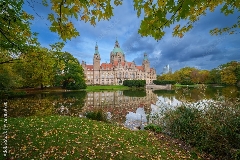 Obraz premium New City Hall of Hannover reflecting in water in the autumn, Hanover Maschpark, Lower Saxony, Germany. High resolution photo, desktop wallpaper 