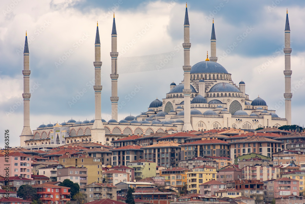 Obraz premium Grand Camlica Mosque in Istanbul, Turkey
