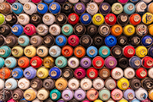 Εκτύπωση καμβά Used spray paint graffiti cans in a decorative background wall