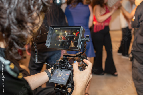 Detalles de manos operario videografo o filmmaker con monitor en primer plano	