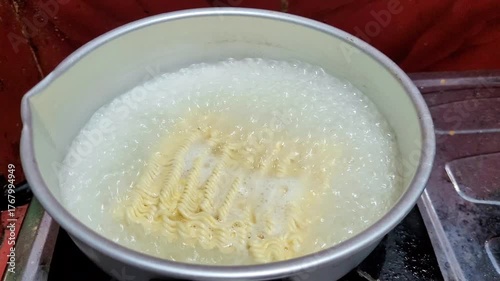 a video of the process of boiling instant noodles