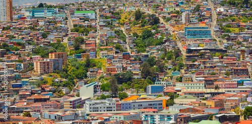 Obraz na płótnie Colorful houses on a hillside in Valparaiso