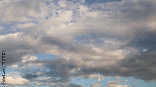 ゆっくりと流れる雲　