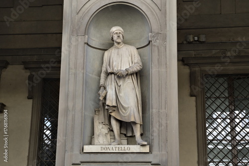 Fotografie Statue by Donatello.
Exterior of the Uffizi Gallery, Florence