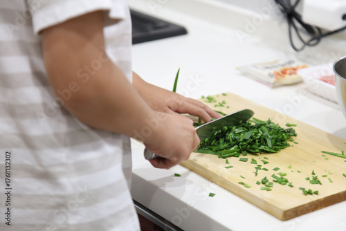 料理をする男の子