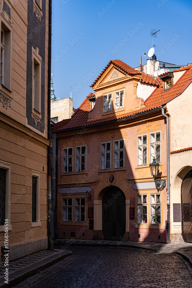Fototapeta premium Narrow street of Old Prague
