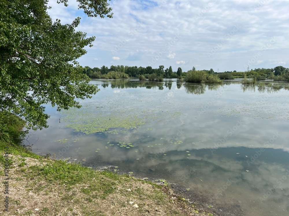 Fototapeta premium Orešje Lake or artificial lake Oresje (Zagreb County, Croatia) - Oresje-See oder künstlicher See Oresje (Kroatien) - Umjetno jezero Orešje (Sveta Nedelja, Hrvatska)