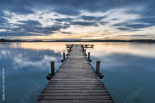 Sonnenaufgang am See mit Steg