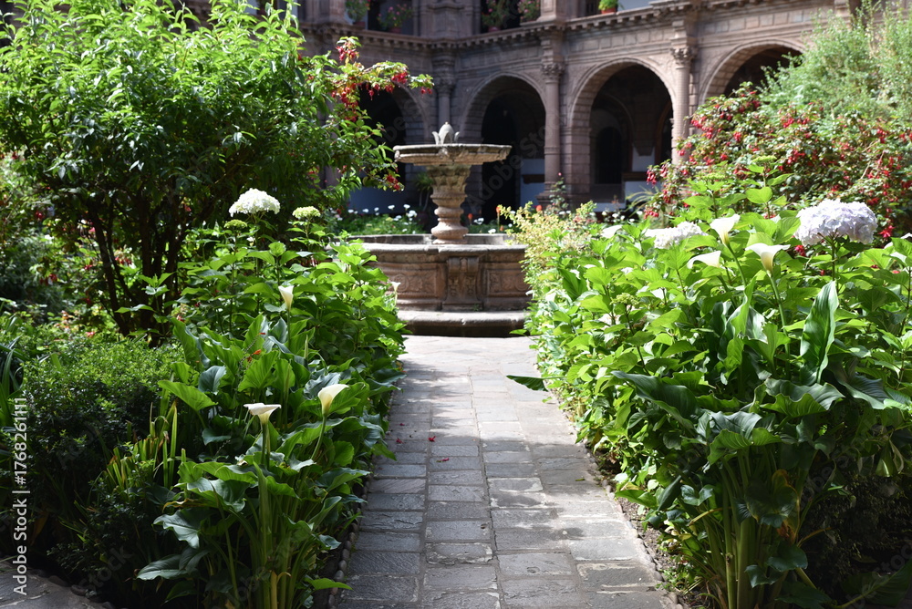 Fototapeta premium Jardin de monastère à Cusco. Pérou