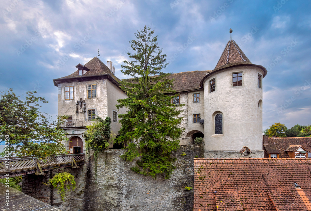 Fototapeta premium Burg in der Altstadt von Meersburg am Bodensee, Baden-Württemberg, Deutschland, Europa