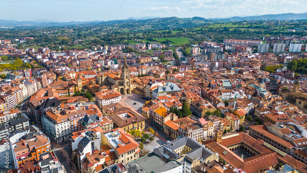Obraz premium Oviedo Cathedral Cityscape, aerial view