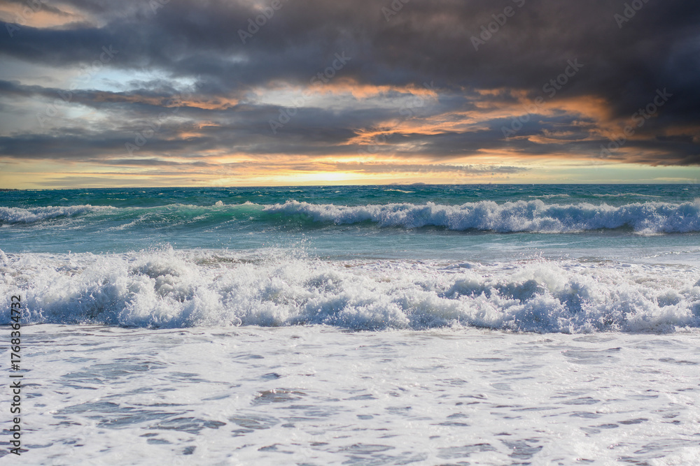 Obraz premium the waves of the rough sea and the clouds anticipate the arrival of the storm