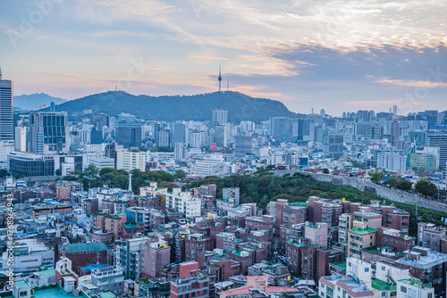 Canvas Print Seoul's Namsan Tower and its surrounding cityscape during the autumn day