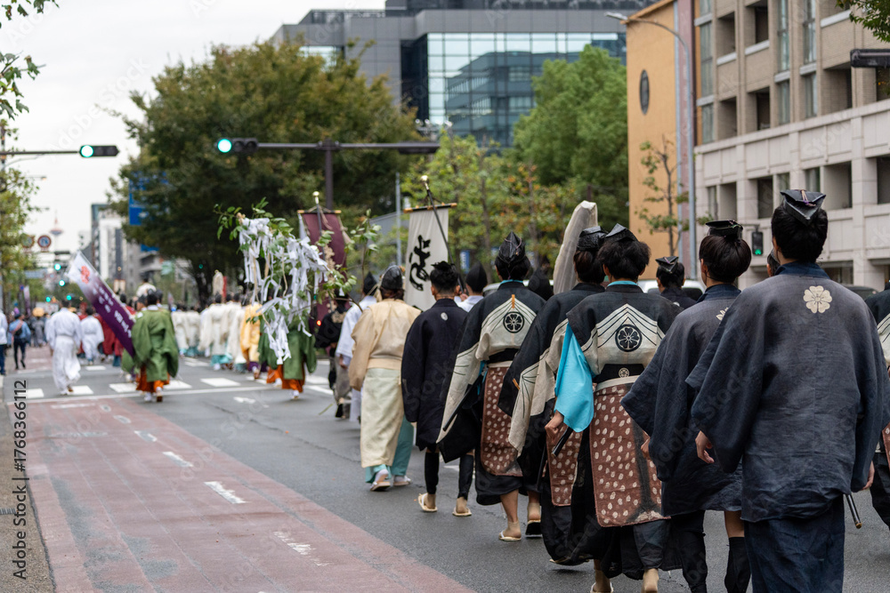 Fototapeta premium 2025年の京都・時代祭で撮影した、後ろ姿の演者たちが歩いている写真