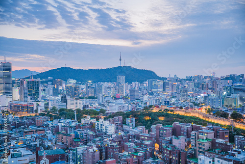 Canvas Print Seoul's Namsan Tower and its surrounding cityscape during the autumn day