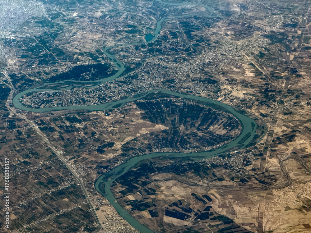 Obraz premium aerial landscape view of the course of Tigris river in Salah ad-Din Governorate, Iraq with Town of Dhuluija situated on the left bank of the river and many agricultural land around the river course