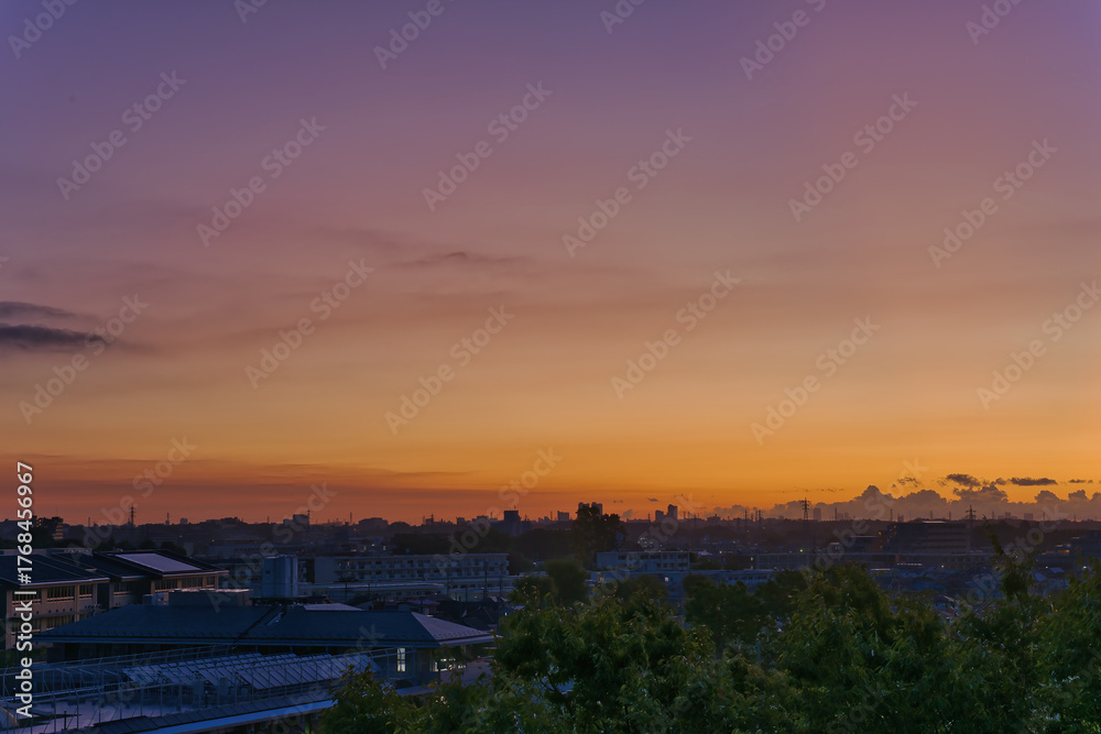 Obraz premium 朝日 朝焼け 都会の朝日