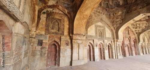 Bilde på lerret Intricately Carved Stucco Ceiling and Arches of Bada Gumbad Mosque in Delhi Show