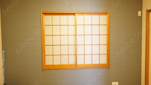 何も置かれていない明るい和室の障子窓とふすま(4568)