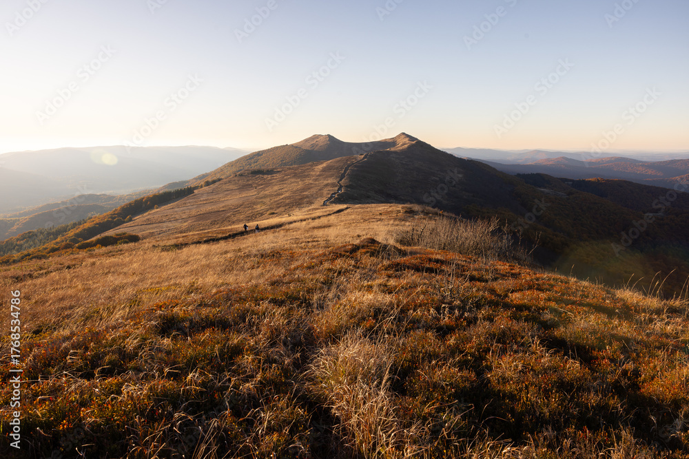 Obraz premium Zachód słońca nad połoninami, Bieszczady, Polska. Sunset over the high mountain meadows, Bieszczady, Poland.