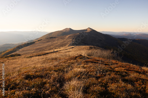 Fototapeta Naklejka Na Ścianę i Meble -  Bieszczady jesienią – widok na połoniny. The Bieszczady Mountains in autumn – view of the high mountain meadows
