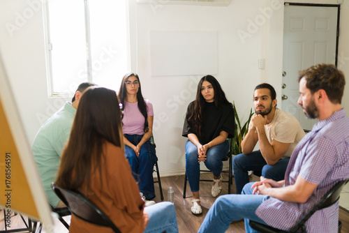 Foto Hispanic people participating in mental health support group