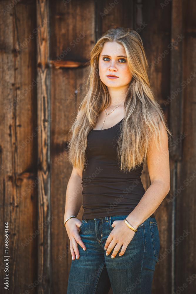 Fototapeta premium Junge blonde Frau / Holzhintergrund