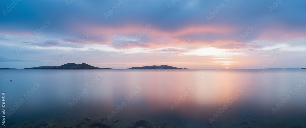 Fototapeta premium sunset over the sea