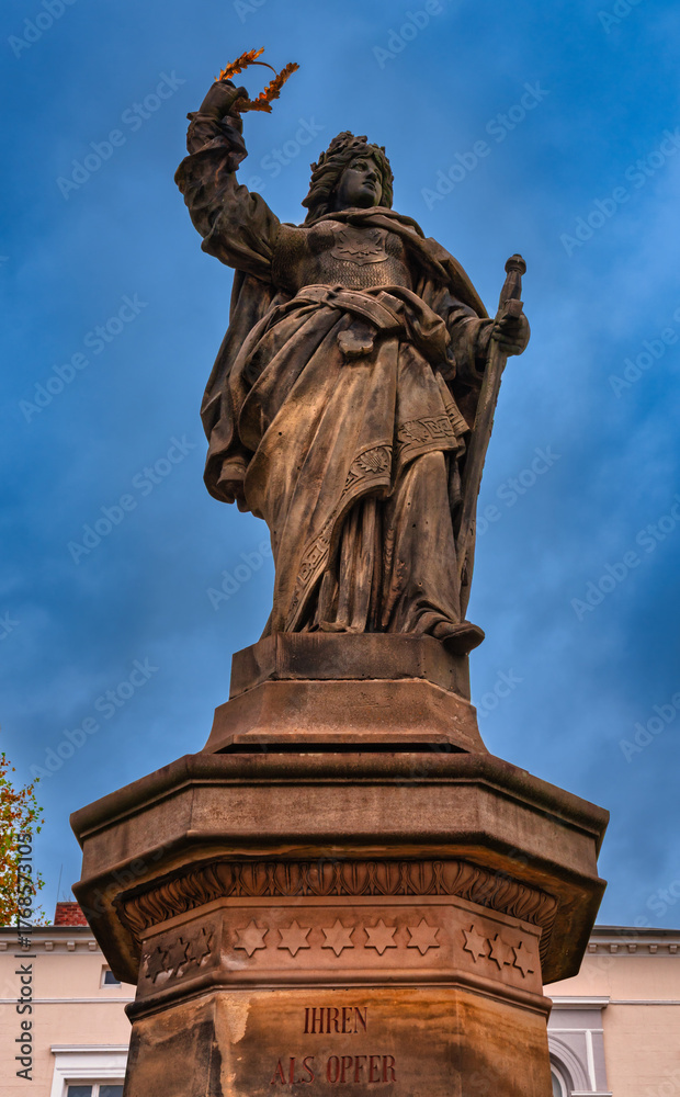 Obraz premium Denkmal auf dem Bahnhofsvorplatz in Bückeburg