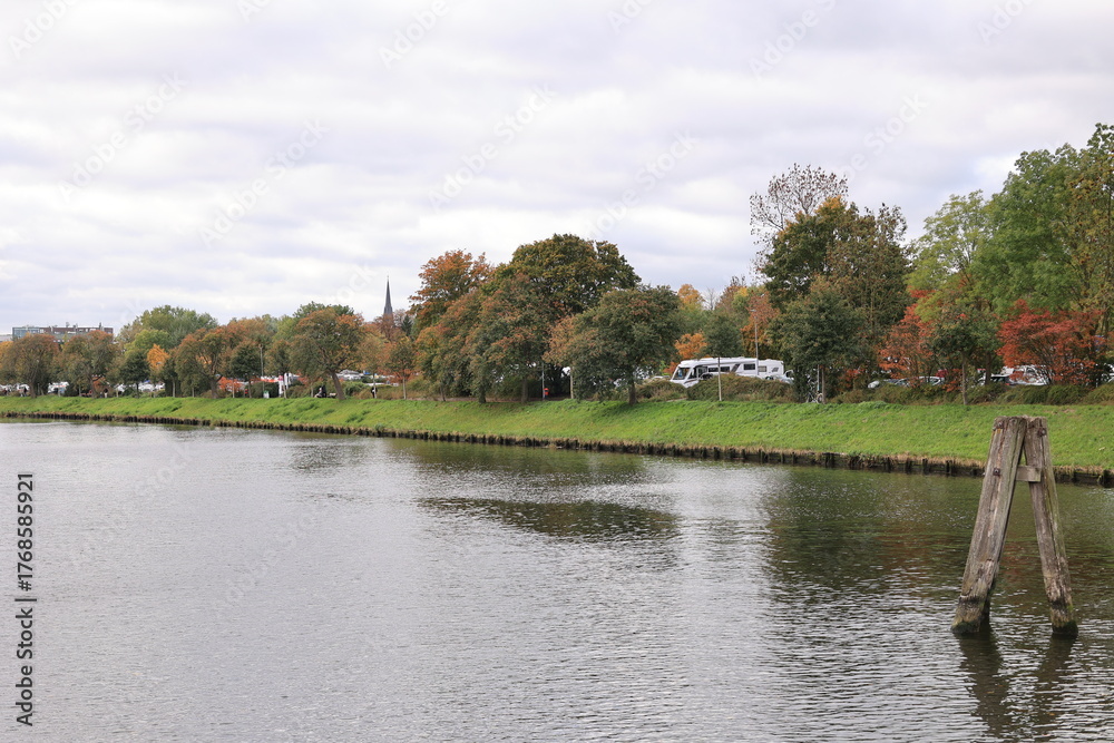 Fototapeta premium Blick auf den Fluss Trave in der Altstadt der Hansestadt Lübeck