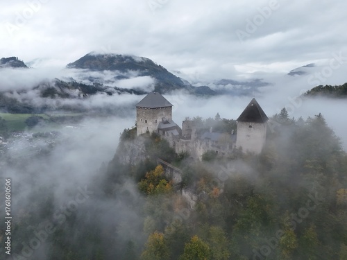 Burgruine Gallenstein im Nebelschleier und Nebel im Tal, Steiermark 