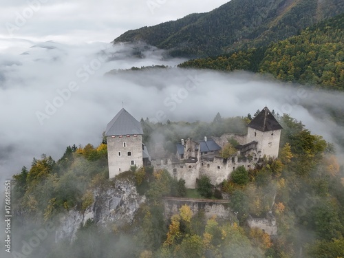 Mystisch, Burgruine Gallenstein im Nebelschleier und Nebel im Tal, Steiermark 