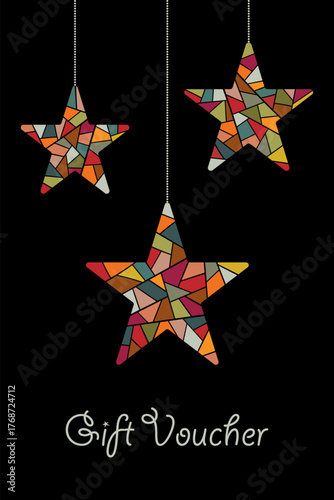 Gift Voucher - Schriftzug in englischer Sprache - Geschenkgutschein. Gutscheinkarte mit bunten Mosaiksternen auf schwarzem Hintergrund.