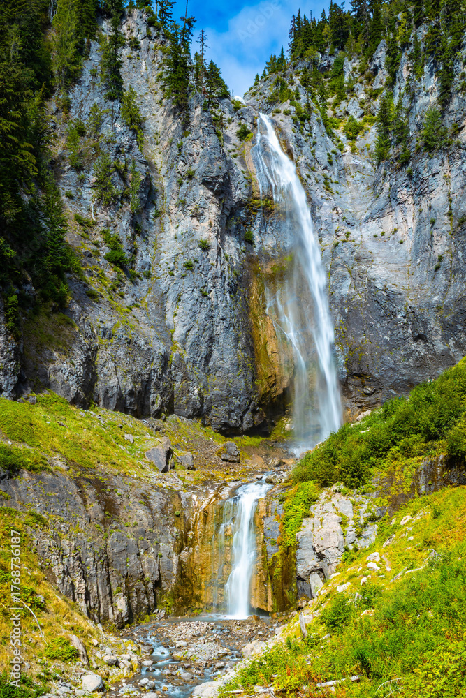 Fototapeta premium Panoramic View of Comet Falls on Sunny Day