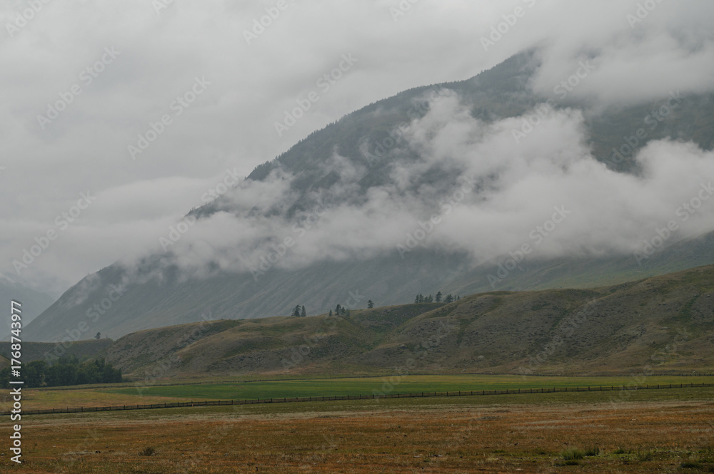 Obraz premium Mountains shrouded in fog and clouds in Altai, Russia