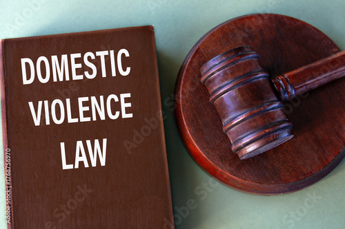 Fototapet Brown book with the text DOMESTIC VIOLENCE LAW with a judge's gavel