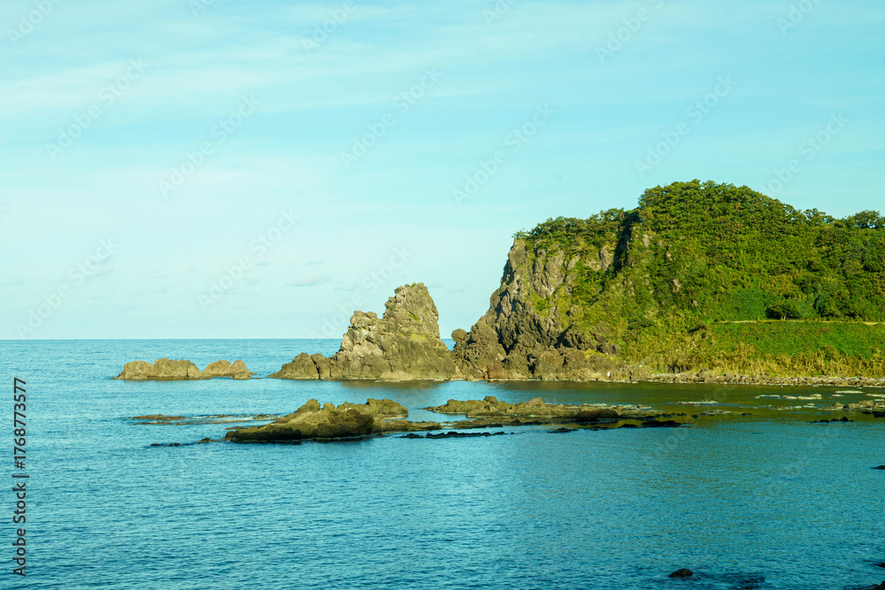 Naklejka premium 荒々しい岩の並ぶ海岸