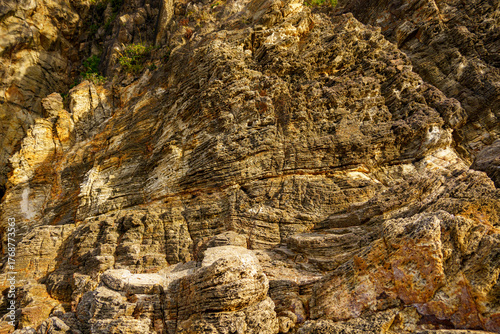 歴史を感じる何層にも刻まれた地層