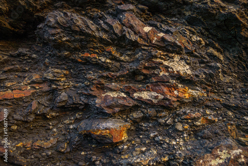 荒々しい溶岩石の表面