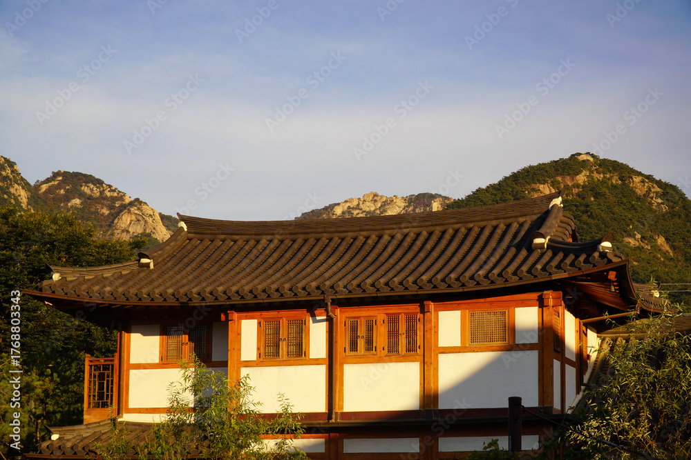 Fototapeta premium Bukhansan Mountain and Hanok