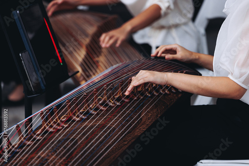 Tableau sur toile Traditional Korean folk musical instrument Gayageum, female orchestra band perfo