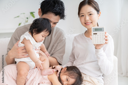 親娘　4人家族　電卓　笑顔